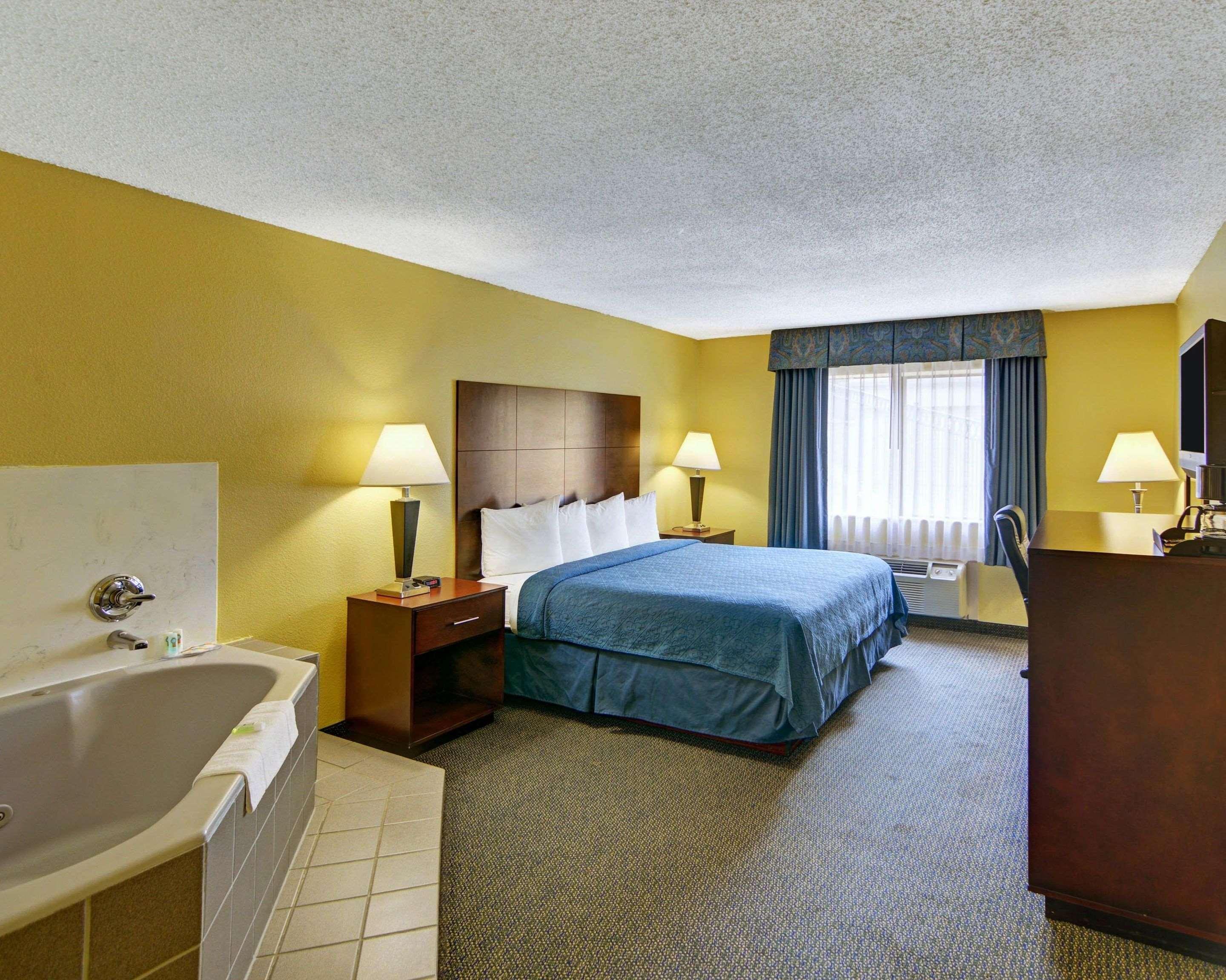 Quality Inn & Suites Grand Prairie Esterno foto