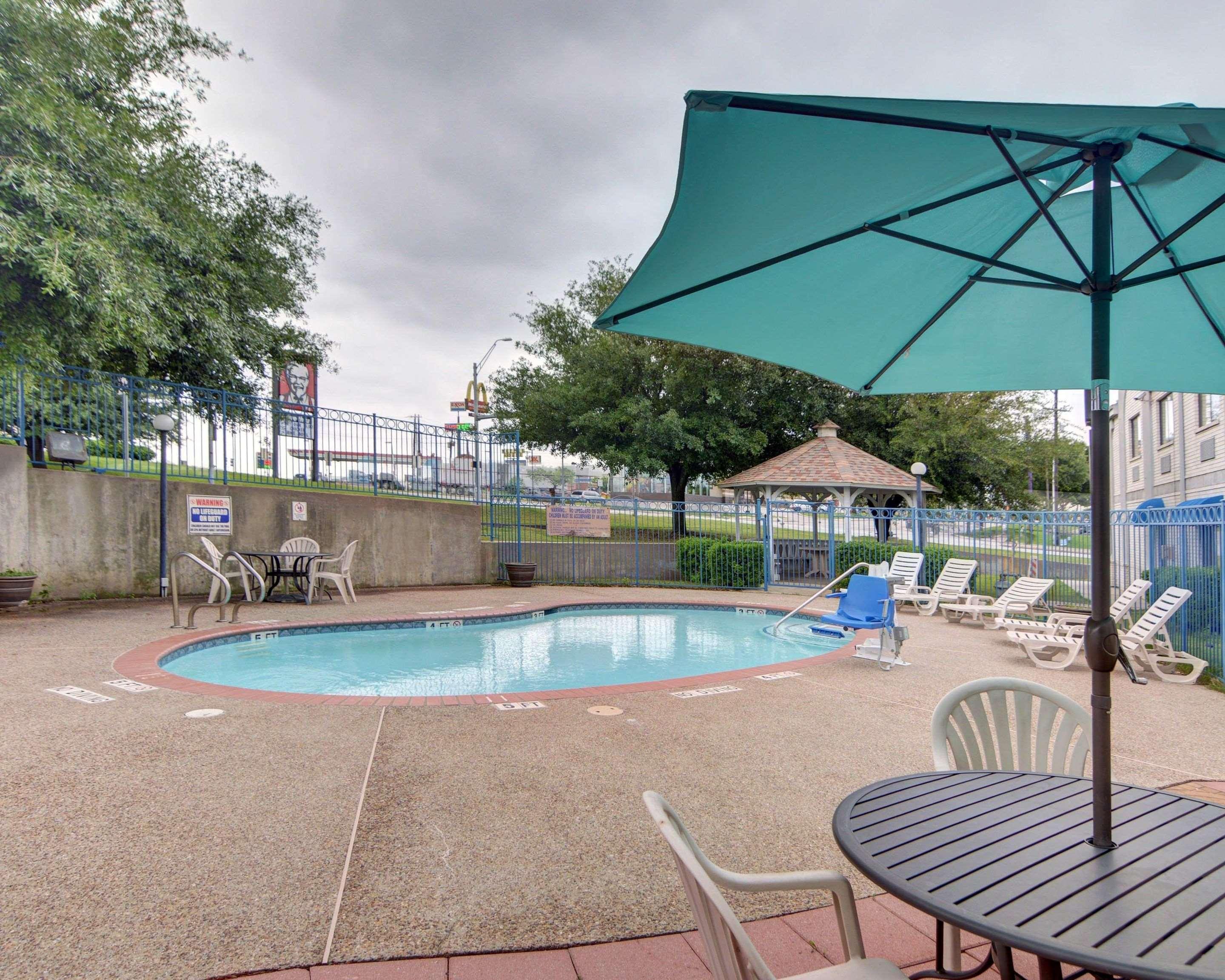 Quality Inn & Suites Grand Prairie Esterno foto